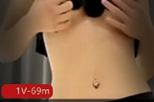 身材很顶很,站起来的姿态很性感。