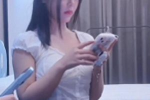 最新探花小飞哥约极品纯欲妹子女学生