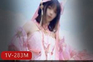 网红小余秀萝,今天在微信“朋友圈”又出了一套图。