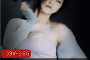 当电竞女神小小奶琦下水直播,网友:我酸了。