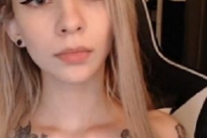 Moonless网红直播：文身纹身车灯粉饼互动小辣椒颜料香水零食车窗的精彩视觉盛宴