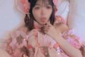 网红小余露脸COSER：精选反差婊秀萝套图，温柔善良护士气质