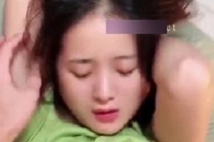 女友穿牛仔褲剪洞C小嫩B，百度盘免费下载！