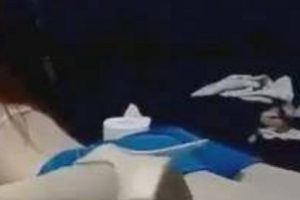 双胞胎00后完美齐刘海黄发身材：一起玩俄罗斯方块、喝冰啤酒、轮流做事、让家里朋友惊叹模样相同