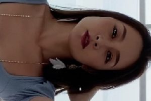 性感美女穿热裤展示大长腿，高清视频资源，白嫩肌肤，2V画质，5.42G大小，可通过百度云下载。