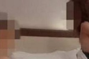 自卑男巅峰：猛男与黑丝娇妻的三人模式