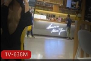 FSS冯珊珊超透逛商场，购买柠檬茶露脸现身