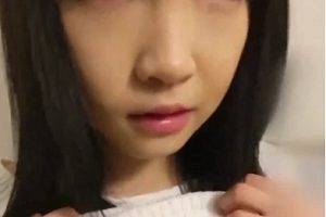 户外私拍精选妹子在公厕展示