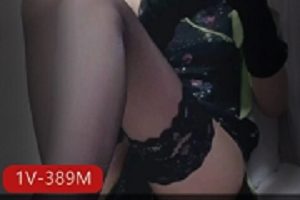 小青茗黑丝旗袍视频，一线天身材稚嫩自娱自乐