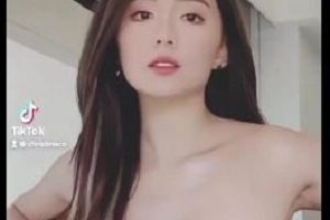 华裔百万网红徐美仁自拍视频曝光，魅力无限，棒棒糖露脸，下载观赏！