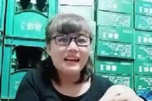 熟女老板娘小雯自拍视频3V786M，总时长超一小时，雪花啤酒梗引发热议观看