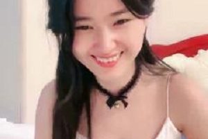 19岁广州小姐姐小伊伊纯情辣妹视频首秀吸引眼球