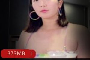 推特留学生厨房给力大战欧祖儿最新合集373MB，性感长裙与男同学互动