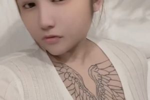 快手主播吊钟大罩杯妹子坨坨放飞自我揉揉最新合集18V140M，观影指南解压教程