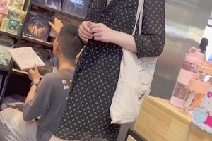 超诱人洋妞KFC逛街拍摄肉色窄内344.5MB1部太火爆