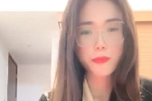 苗条飞机场甜美美女度盘1部437MB大黑牛自拍